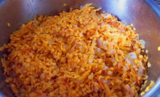 Measure out the required amount of red lentils, rinse thoroughly and add to the stewed vegetables.