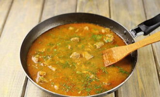 5 minutes before cooking, sprinkle the beef with chopped herbs, add spices to taste and salt, and mix.