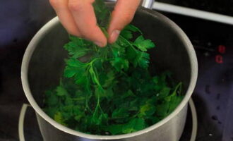 We wash a small bunch of parsley, shake off excess moisture and pinch off small branches with which we decorate sandwiches. 