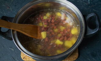 Versare il brodo di carne caldo sulla pietanza. Salare il piatto a piacere.