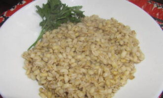 Homemade pearl barley porridge according to a quick recipe is ready. Serve, topped with butter.