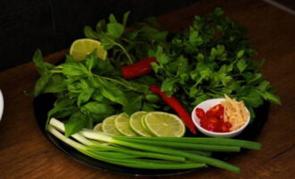 We pre-wash mint, cilantro, and parsley, dry them and separate the leaves from the stems. Cut the lime into thin rounds, chili pepper into rings and, if desired, you can add chopped ginger.