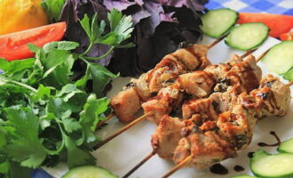 Servir le kebab chaud en combinaison avec des légumes frais et des herbes. Bon appétit! 