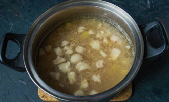 Tagliare il maiale a pezzetti e aggiungerlo anche alla zuppa.