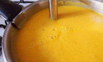 Turn off the heat, remove the pan from the heat and puree the soup using a blender.If necessary, add boiling water, thus adjusting the thickness of the cream soup. After we have achieved the desired consistency, heat the soup over low heat.