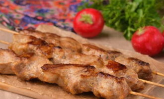 Transfer the hot and aromatic pork to a plate and serve with fresh herbs, pickled onions and thin pita bread. Bon appetit! 