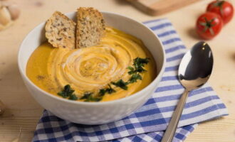 Pour the finished puree soup hot into bowls, add bruschetta and fresh herbs if desired.