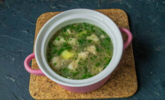 Bright, rich red canned bean soup is ready. Divide into portions and serve!