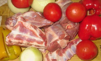 How to cook khashlama according to the classic recipe? Wash vegetables and meat. Chop the lamb into portions.