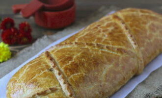 Bake the pie in the oven at 220 degrees for 20 minutes, then reduce the temperature to 170-180 degrees and cook for another 30 minutes. Kulebyaka can be served warm or chilled; it is incredibly tasty.