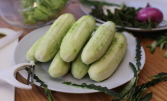 Como fazer uma salada simples e saborosa com frango defumado? Descasque o pepino e corte em cubos grandes com cerca de 1 cm de lado.