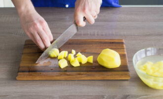 Cut the peeled potatoes into cubes, chop the carrots, onions and celery in any convenient way. 