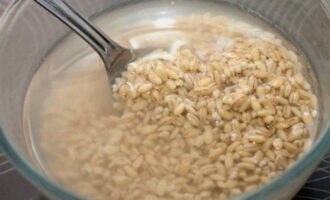 Gießen Sie das Müsli erneut mit einer neuen Portion kochendem Wasser – diesmal in einer Menge von 2 Gläsern.