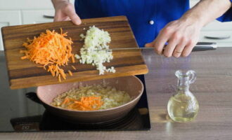 In a frying pan with butter, first brown the onion, then the carrots and celery. Cook the roasted vegetables for about 5 minutes. 