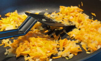 Prepare a fry from onions and carrots: cut or grate the vegetables and fry with a little oil until they acquire a golden hue. 