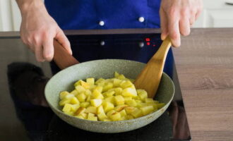 In another frying pan or in a saucepan, fry the potatoes a little, then transfer them to the lentils. After 3 minutes, add the roast to the soup. 