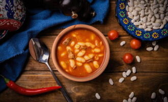 Add the roast and beans to the soup, mix well. Add bay leaf, a little garlic and season to taste, not forgetting salt and ground pepper. Cook for about 5 more minutes and then serve hot, garnished with chopped herbs. Bon appetit!