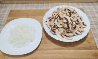 Potong bawang menjadi kiub, champignons menjadi kepingan. 