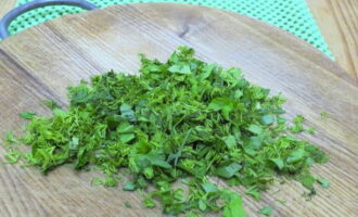 Wash the greens and chop finely with a knife. Peel the garlic and pass through a press.