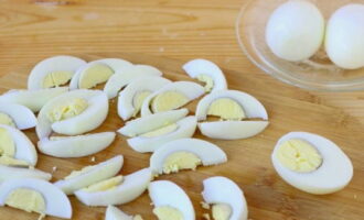 Hard-boil chicken eggs, cool and cut into slices.