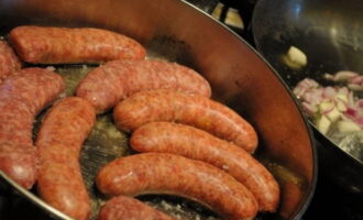 First boil the sausages for a few minutes in boiling water, then place them in a frying pan with hot oil.