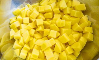 The meat is removed from the broth and cut into large cubes. At this time, peeled and chopped potatoes into small cubes are added to the broth. The soup takes 7 minutes to cook.