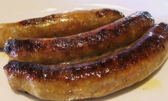 Turn the sausages, fried on one side, over and cook until done. They can be served with sour or hot sauce. 