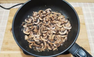 Fry the onions and champignons in vegetable oil until golden brown. Finally, add salt and season to taste.