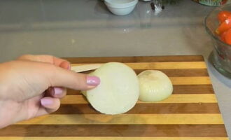 Peel the onions and cut into rings.