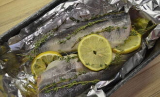 Rub the greens with salt and vegetable oil and place them on foil.Arrange the carcasses with thyme sprigs and lemon slices. Wrap the foil.