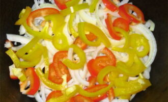 Cut the bell pepper into strips and place 1/3 of the total mass on top of the onion.