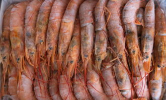 How to cook a delicious langoustine dish? If frozen langoustines are used, they must be removed from the freezer in advance and allowed to rest at room temperature.You should not use a microwave or hot water to defrost: the taste of the dish will be completely ruined. 