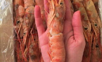 Remove the legs from the langoustines; do not touch the shell, as this will keep the crustacean meat juicy. 