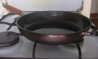 Heat any vegetable oil in a cast-iron frying pan, although olive oil is preferable. 