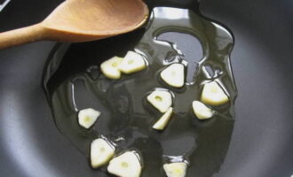 Cut the garlic into thin slices and lightly fry in a frying pan.