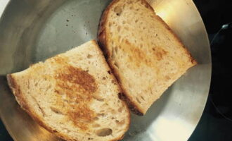 Brotscheiben in einem Toaster oder einer trockenen Bratpfanne rösten. 