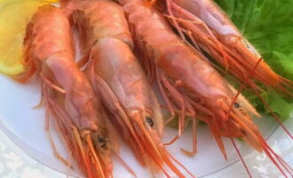 Add thinly sliced ​​lemon or lime slices and a little warm water – 50 ml – to the pan with seafood. This will make the crustacean meat softer and juicier. As soon as the lemon liquid boils, turn off the heat and leave the langoustines to steep for about 3-5 minutes. Then serve seafood with boiled rice or vegetable salad. 