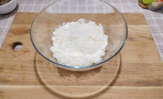 Grate the potatoes on a coarse grater and place the first layer in a salad bowl, brush it with mayonnaise.