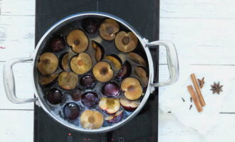 Doe de pruimenhelften in de kokende suikersiroop en schud de pan een beetje zodat de siroop de bessen gelijkmatig bedekt. Breng de kruiden over op kaasdoek en maak een pakketje, dompel het in siroop.