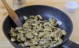 Wash the mushrooms and cut into slices. Then fry the mushrooms in a frying pan, salt and season them to taste.