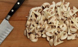 Chop champignons or other mushrooms in proportion to the meat and fry, but separately. 