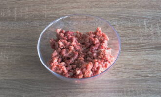 The minced meat is mixed with finely chopped onions, carrots and herbs, and then rice is added there. The filling for the peppers is adjusted to taste with salt and ground black pepper.  