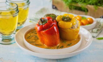 Stuffed peppers are served with sour cream and black bread. Bon appetit!