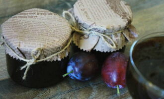 Pour the jam into sterilized jars, roll up with clean lids, cool and move to the cellar for storage.