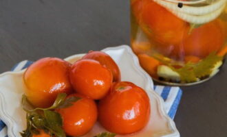 Place tomatoes and onions in layers in a sterilized one and a half liter jar, pour in the marinade, cover with a lid and let cool slightly. After this, pour the marinade back into the pan, boil again and pour into the jar a second time. Repeat the procedure a third time, but this time pour gelatin along with the marinade, then roll up the jar with a clean lid. Cool the seam upside down. Before serving the tomatoes, place the jar in the refrigerator to allow the jelly to set.