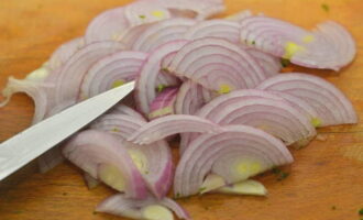 The onion is chopped into thin half rings and fried until the onion becomes translucent. Next add finely chopped garlic or chopped garlic in a blender to the pan. 