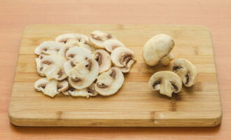 The skins of the champignons are removed and the mushrooms are cut into thin slices. After that, they are placed with fried onions and garlic. All together you need to salt and add black pepper and dry parsley. It is better if the pepper is freshly ground: this will make the dish more flavorful. Fry everything together for about 7 minutes.