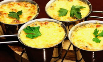 The resulting mass is laid out in cocotte makers, and each portion is topped with grated cheese. The Julienne is placed in the oven, where it should simmer for 20 minutes at 180 degrees. The dish is served hot directly in portioned molds. Enjoy!