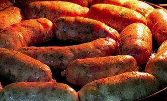 Grease a baking tray with a small amount of oil and place the sausages on it. Bake kupaty in the oven at 190 degrees for 30-50 minutes.