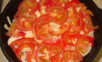 Finish filling the khashlama with the remaining vegetables.